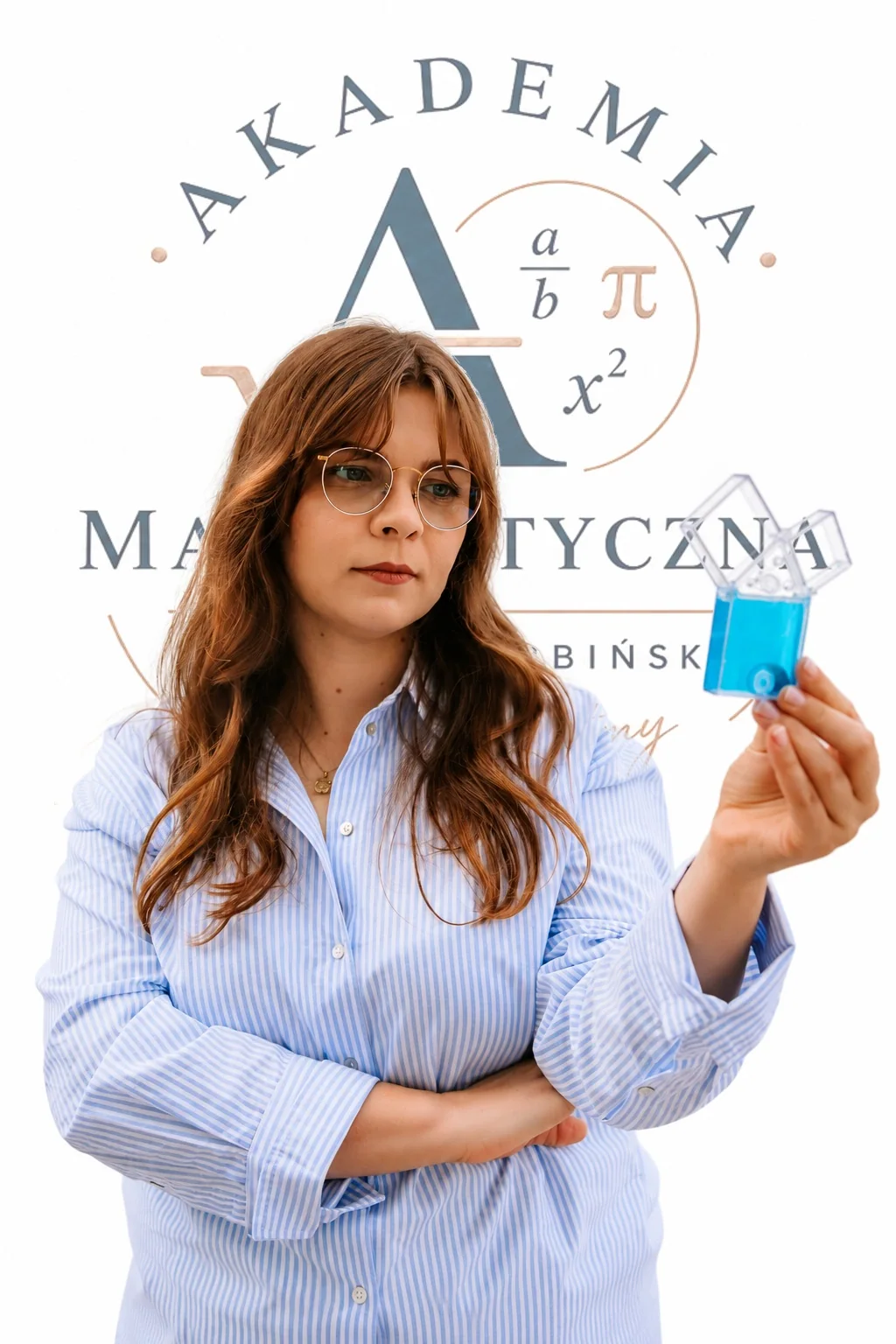 Joanna Horbińska na tle muralu Akademii Matematycznej